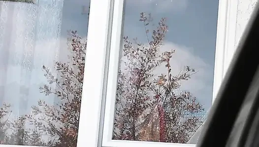 Herkesin içinde çıplak. Külotsuz ve çoraplı sutyensiz bornozlu kadın bir apartmanın camını yıkarken taksi şoförü arabadan izliyor