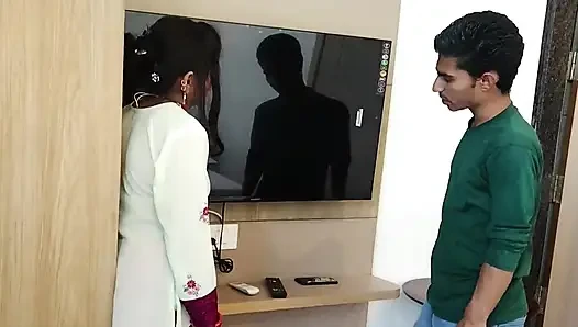 Daniel Bhabhi Seduces TV Mechanic For Sex because she unable to Pay Service