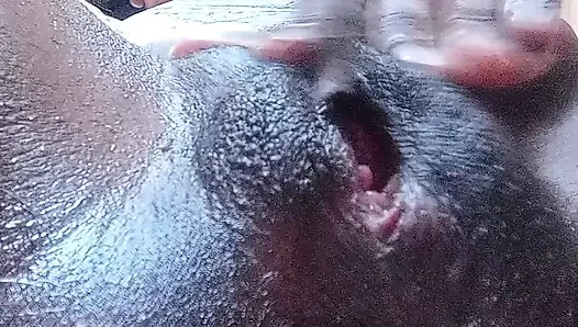 Dia memiliki memek dan kontol karniva musiman