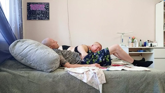 a friend gives me a blowjob during a break