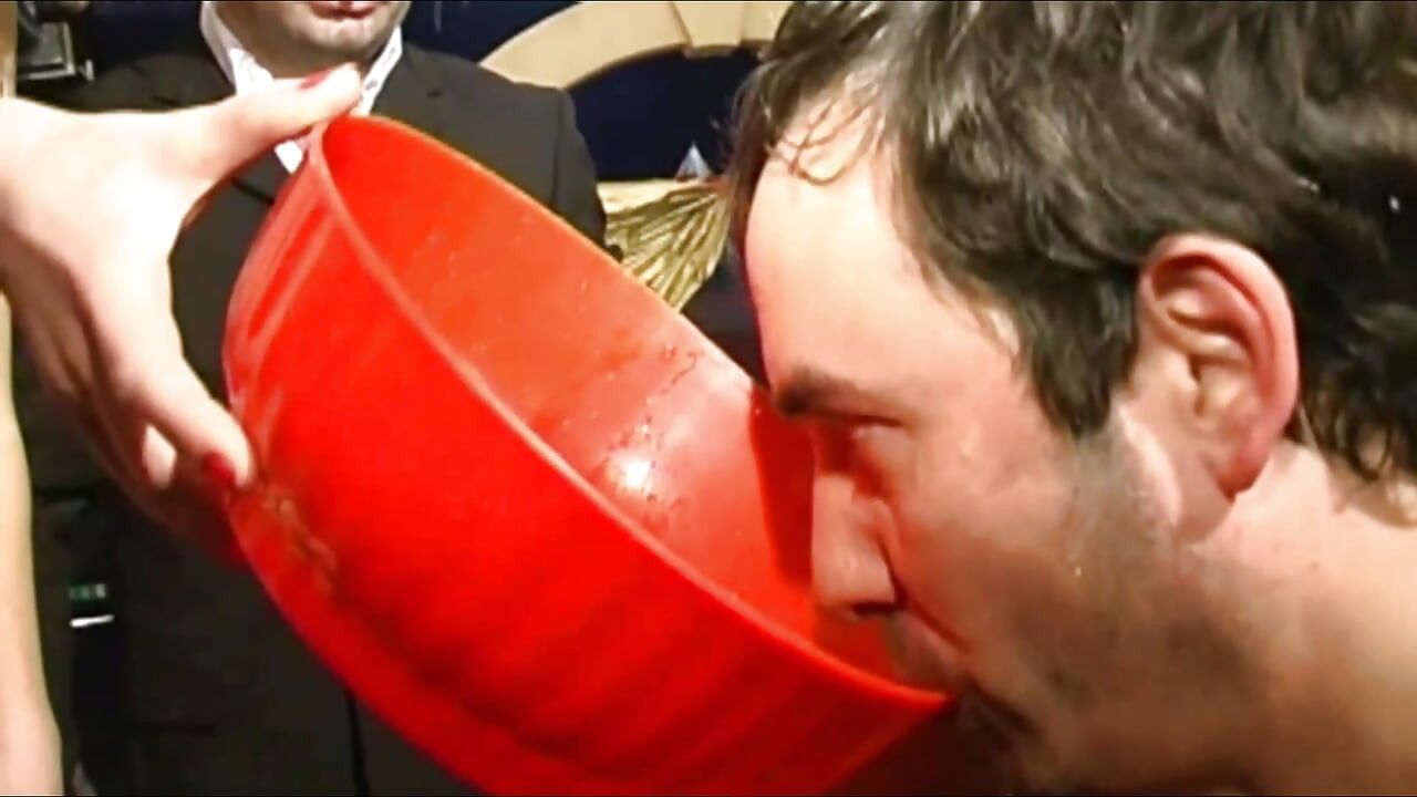 Děvky posílají otroky a chčijí na ně
