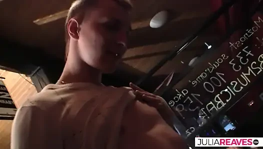 Älteres schätzchen dildo dehnt muschi in wilder barorgie