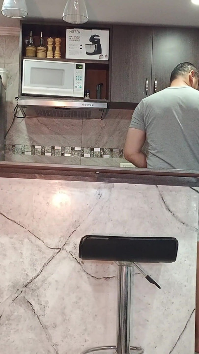 Istriku menggodaku di dapur sampai dicrot di dalam di dapur