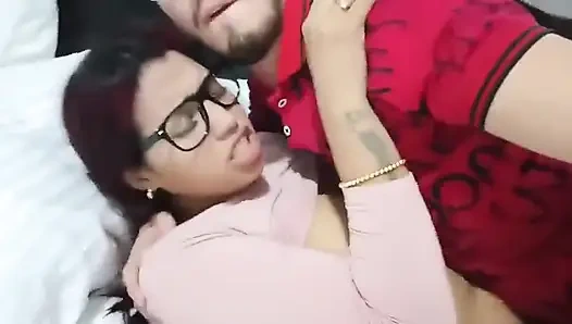 Büyük doğal memeli esmer kadın lezzetli bir şekilde sikişiyor ve prezervatifsiz onu bir flört uygulamasında buldum