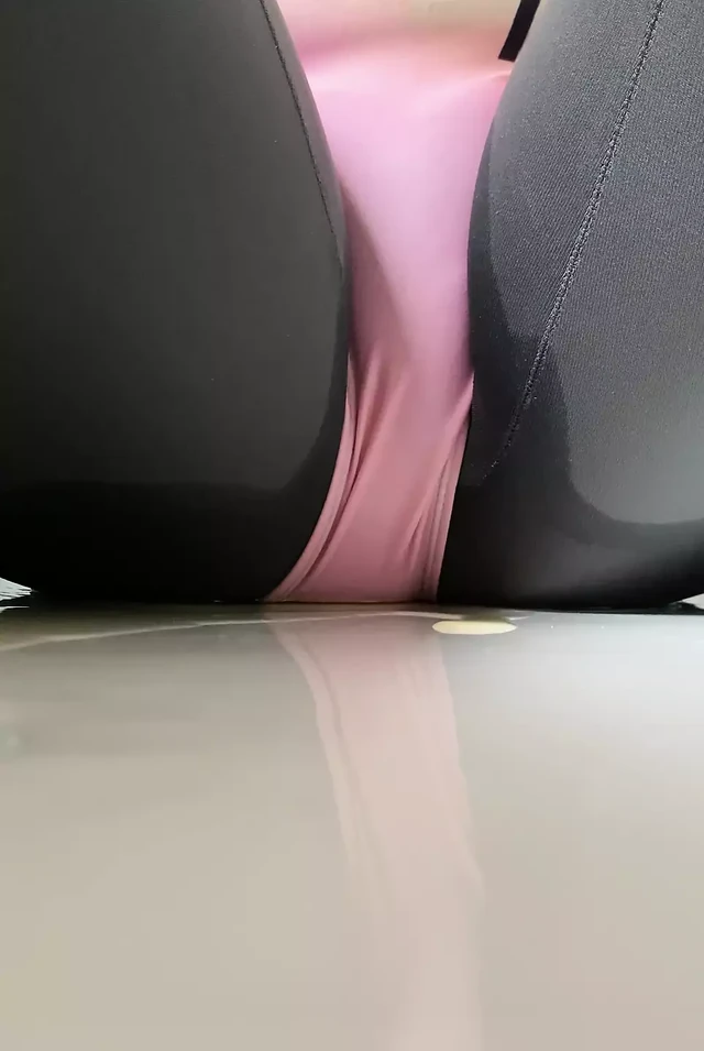 I piss in the swimsuit from my neighbor and in my gred Leggings.