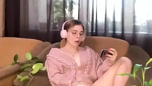 Assistindo pornô. a safada gameress decidiu satisfazer sua buceta doce com dedilhado