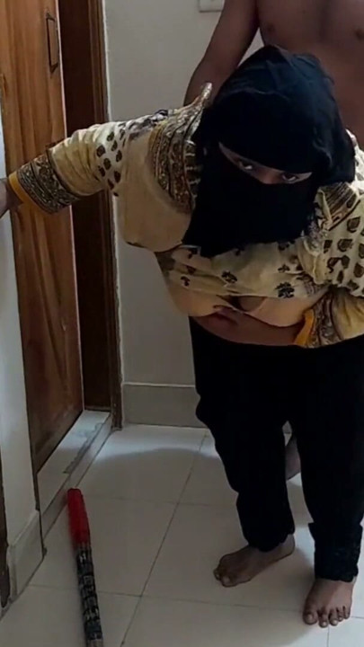 Ek chor ghar mein aya aur mere wife ko kutte ke tarah choda jabardast (tuli taloon & nussi kotiäiti doggy style) | Klippi 3