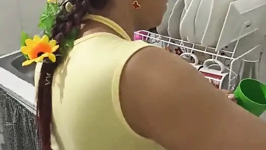 New York Abd'li 18 yaşındaki esmer büyük sarkık memeler üvey erkek kardeşinin büyük yarağını ateşli sikiyor