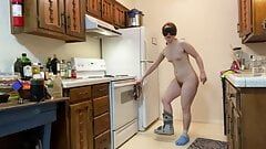 脚受伤的Pawg赤身裸体地做感恩节晚餐！在厨房里裸体 第48集