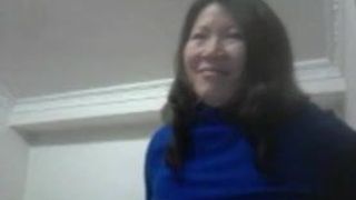 Une femme chinoise montre ses seins devant sa webcam