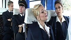 Sexy stewardess besloot om vóór het einde van de vlucht seks te hebben