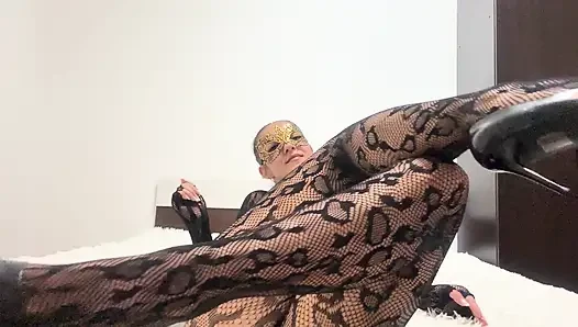 Aku lagi asik muasin memekku pakai bodystocking baru sampai aku muncrat!