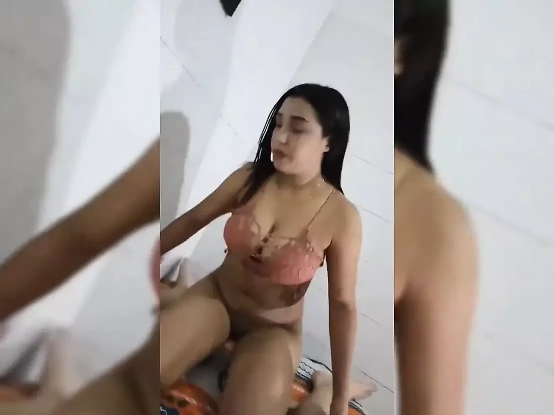My girlfriend's friend gets excited when she sees me and wants my big pool in her anus. This 18-year-old brunette is ver