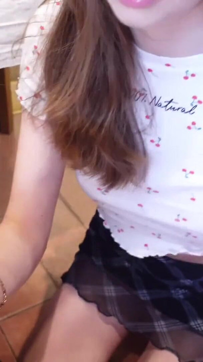 Trenutak koji morate podijeliti iz "Moja cimerica je došla kući ranije i skoro me uhvatila... 🥵"