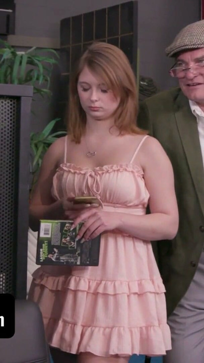 Nepoata vitregă Ginger Gray lasă un tip bătrân pervers să ejaculeze în interiorul ei într-un magazin public - notmygrandpa | Clip 1