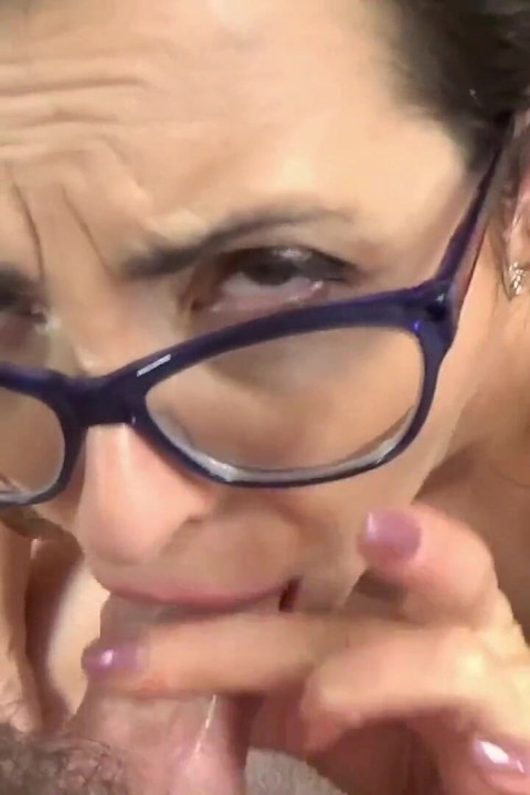 Helena Price está chupando um nerd sortudo