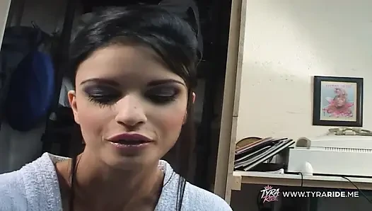 Sesi pemotretan model semok rambut cokelat dengan tubuh aduhai lagi asik dicuci pakai busa