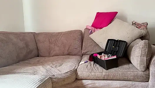 Kırmızılı kadın birden fazla orgazm olurken herkesin kendini zevk alırken görebileceği pencerede soyunuyor