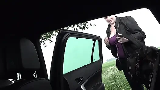 Блондинка сосет два члена, затем трахается с камшотом в зарослях