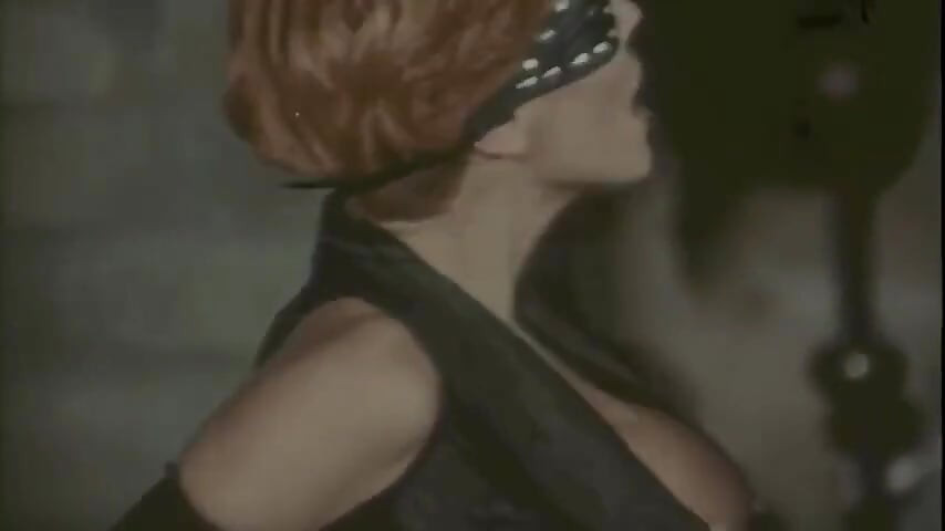 MILFが二人の男性に支配され、挿入される