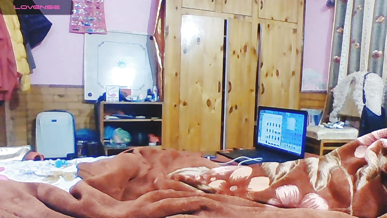 A sedutora faz um boquete quente em câmara ao vivo
