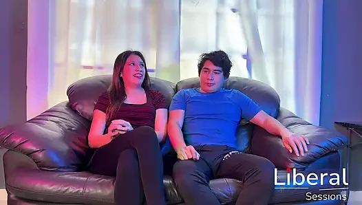 PASANGAN TEMAN MEMUASKAN FANTASI MEREKA UNTUK MELAKUKAN THREESOME