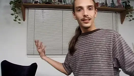 Миниатюрной тинке раздалывают ее тугую пирсинговую киску