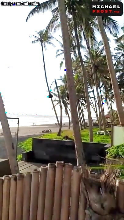 Genç çifti açık havada verandada sikiyor