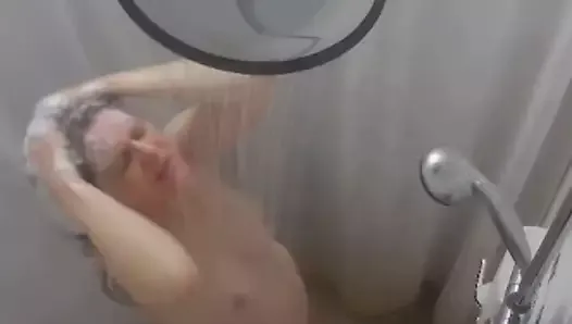 シャワーを浴びて服を着る継母-隠しカメラ