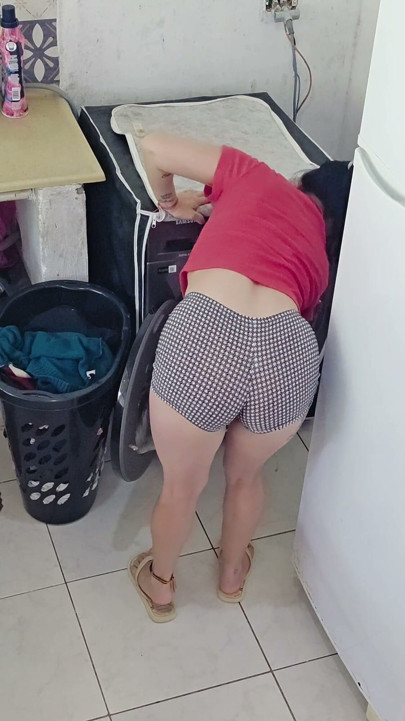 여주인이 자리를 비운 사이, 하녀에 대한 유혹은 더 커졌다.