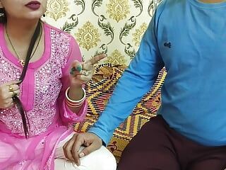 Belo marido e esposa indianos comemoram semana especial dos namorados