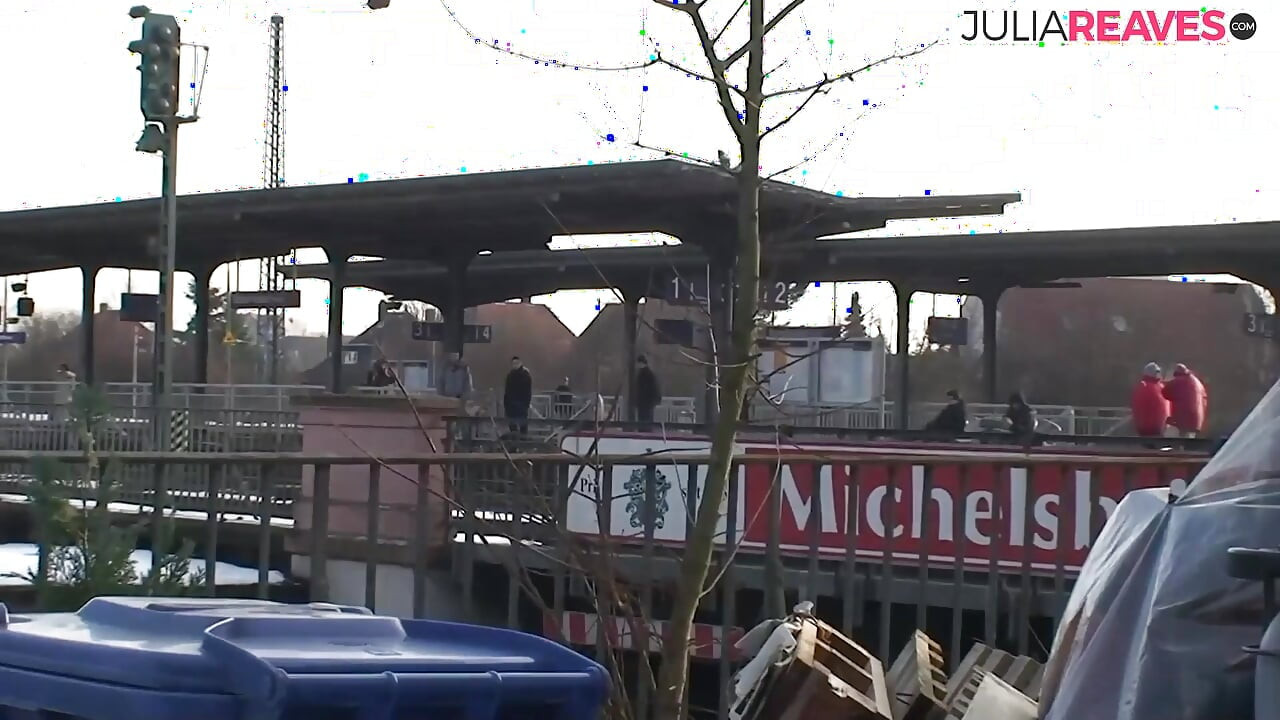 Geile schlampe stöhnt hart, als sie im freien gefickt wird