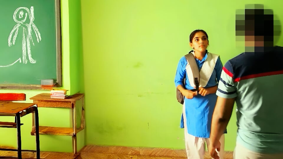 Indiaans schoolmeisje geneukt in haar anus met een grote lul