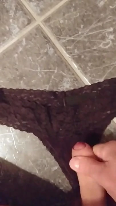 Geil in String abgerotzt