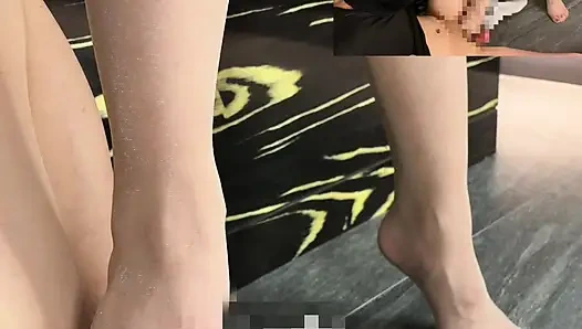 Çorap seven bir mazoşiste ayak parmaklarını yalatıyor ve ona külotlu çorapla ayakla muamele çekiyor.