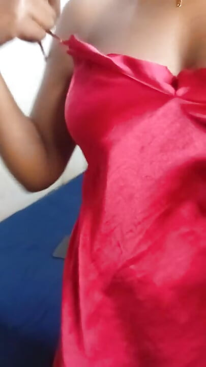 Mulher negra de cabelos curtos com desejo