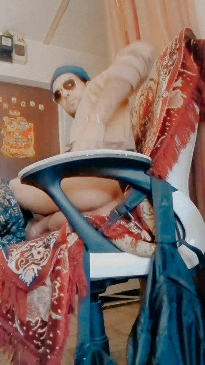 🍑Sandalyeden kalçalarımı açıyorum