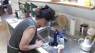Señora de la limpieza 57 Helga follada en la cocina