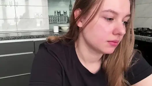 Sekreter Jucielussie ofisteki masasında flört ediyor