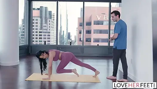 Anissa kate si cewek toket besar ngentot sama instruktur yoganya saat sesi latihan yoga