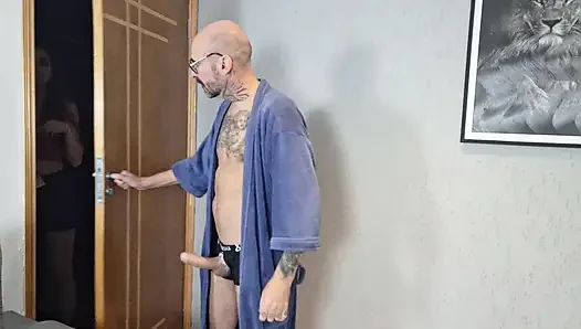 Kinky Crown Dick Out ile Teslimatçı Kız Alır!