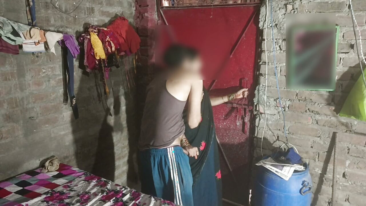 Sex secret în plină zi, cumnatul a intrat în camera cumnatei și a convins-o să se lase, apoi i-a supt sfârcurile, a ales-o pe cumnată, cumnata a aterizat cu mușchiul și s-a ridicat în fața doctorului.