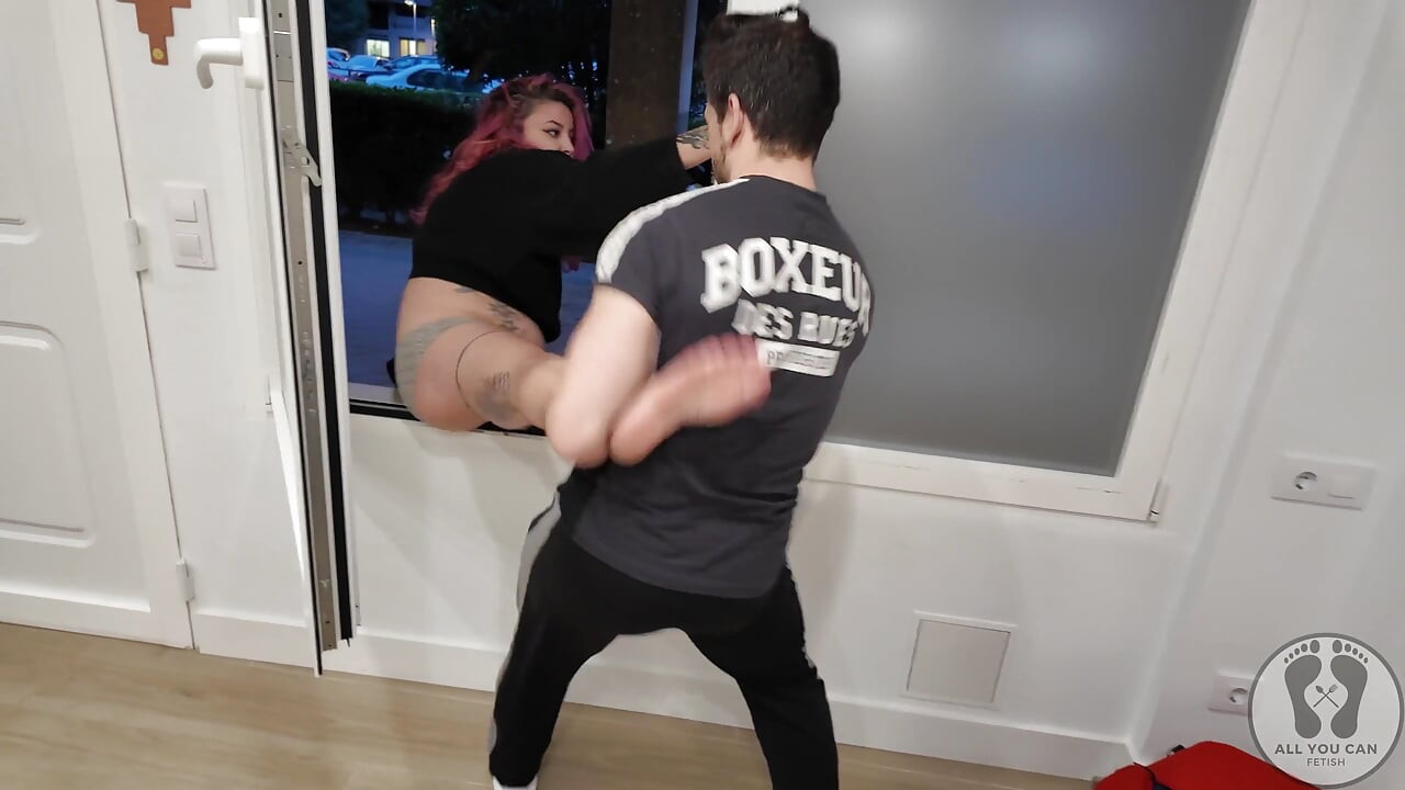 4K eu peguei uma garota tentando escapar lutando com chutes