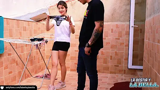 Я трахаю слесаря, который приходит отремонтировать дверь со спермой на лицо