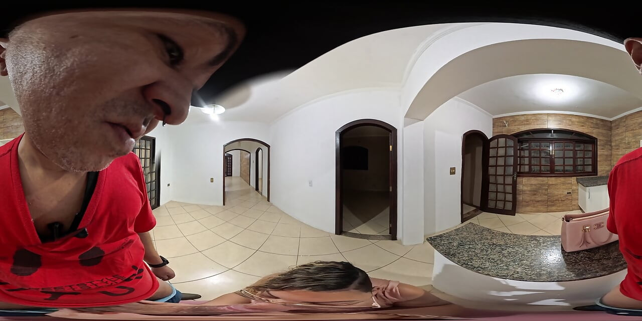 Executiva chupa e faz sexo com um cliente em uma casa vazia.