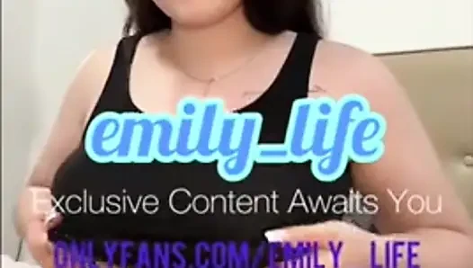 Ateşli hatun büyük göğüslerini emily_life gösteriyor