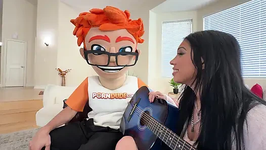 Aku mengubah teman sekamarku raven reverie menjadi bintang porno dengan blowjob yang epik