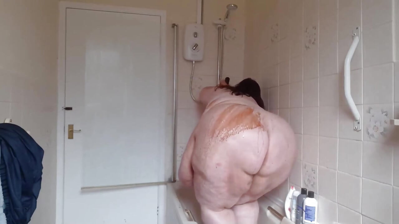 Ssbbw bedekt lichaam in chocoladesaus