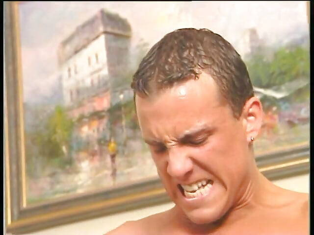 小さな胸の女の子が彼氏のチンコに乗って排液する