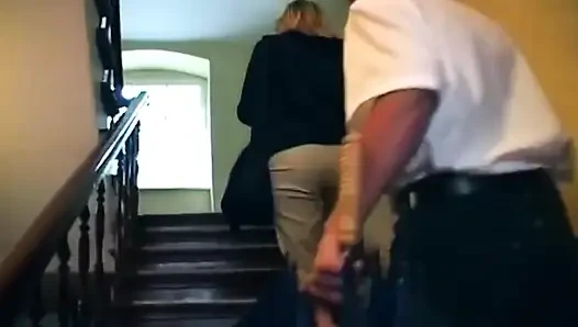 Sarışın derin amcığı parmaklamak için açıyor